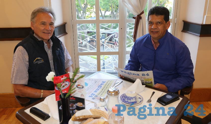 En Sanborns Francia desayunaron Antonio Rodríguez Mireles, presidente de la Canadevi; y Marco Licón Dávila, secretario de Obras Públicas del Municipio