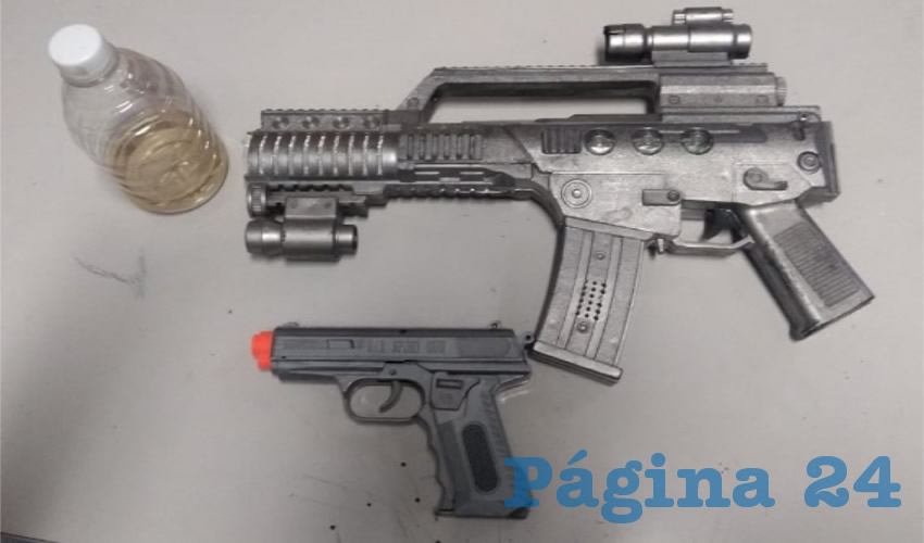 La pistola y el fusil de plástico que portaba Miguel “N” “N”, de 25 años