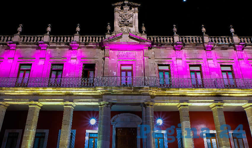 Edificios y espacios p&uacute;blicos de Aguascalientes se iluminan de rosa.