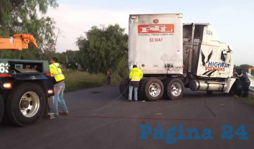 Fue sobre la carretera federal 45 norte donde el trailero perdió el control, generándose el choque