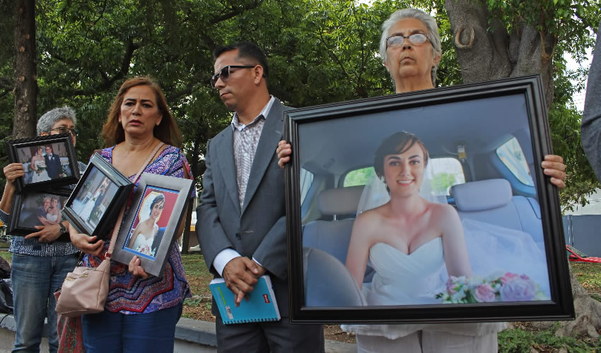 Martha Álvarez-Ugena Pedrós (derecha), madre de María Fernanda Peña, quien perdió la vida junto con su esposo Alejandro Castro, tras ser impactados por el auto que conducía el futbolista Joao Maleck Robles esperan que los elementos de prueba sean valorados por Tribunal dentro de la audiencia de juicio oral/Foto: Cuartoscuro