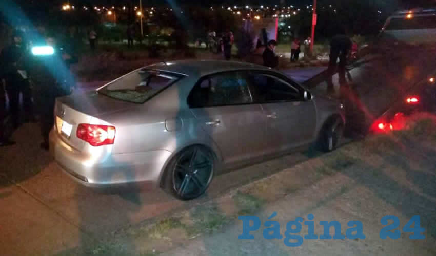 El auto, con manchas de sangre en el interior, fue encontrado abandonado en el cruce de avenida Ger&oacute;nimo de la Cueva y calle Alberto Acosta