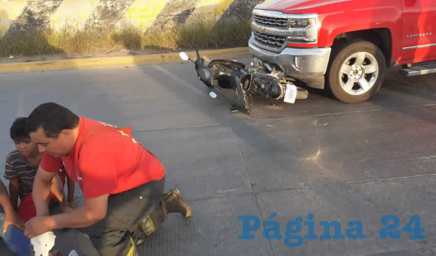 La camioneta embistió una motocicleta que tripulaban una mujer y su hijo