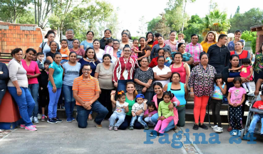 Personas de todas las edades se dieron cita en la Plaza Principal para aprender a elaborar productos de limpieza, dulces mexicanos, preparación de embutidos, quesos, entre otros