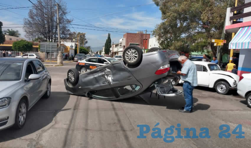 El autom&oacute;vil Dodge Attitude, que conduc&iacute;a Pedro de Jes&uacute;s Coronado, de 69 a&ntilde;os de edad