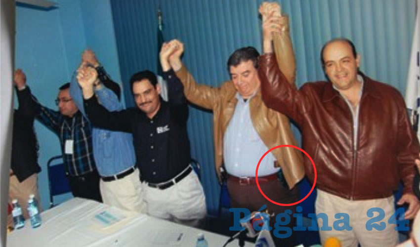 Felipe González González, en las oficinas del PAN ...pistola al cinto “pa’lo que se ofrezca”...