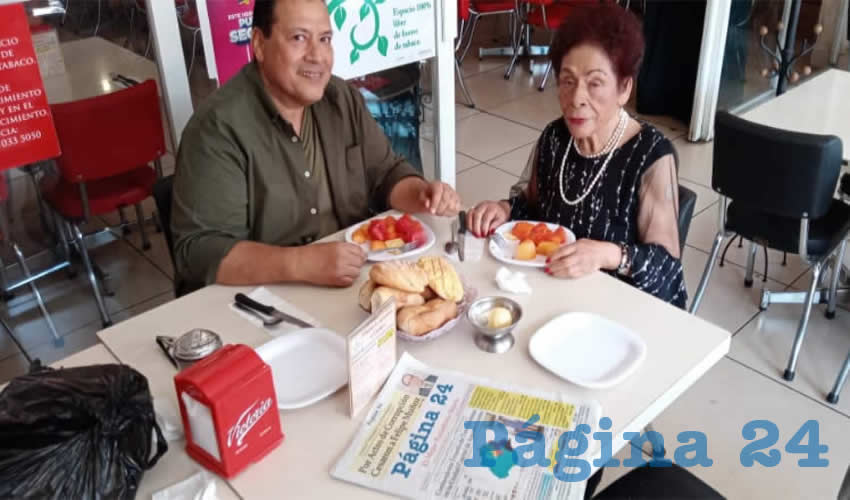 En el restaurante Mitla almorzaron Alejandro Tavares y Andrea Martínez