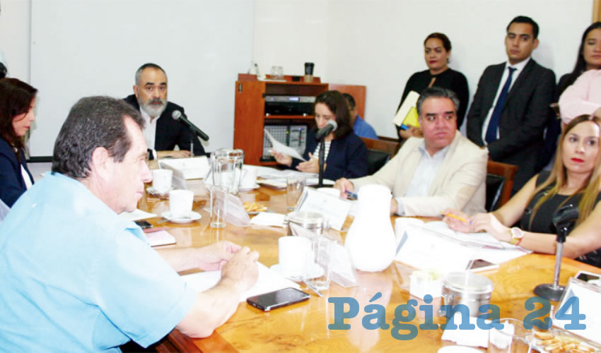 Según detalló el diputado Salvador Caro reunido con la Junta de Coordinación Política en el Congreso local, los apoyos podrían ir desde vales para gasolina o de pago de casetas, aunque se aseguró que la propuesta se estudiará para llegar a una conclusión “honesta” y que “no ofenda a la ciudadanía”/Foto: Francisco Tapia