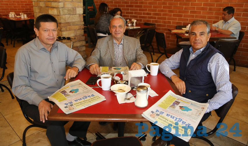 En Las Antorchas compartieron el primer alimento del día los abogados Jorge Herrera Ávila, Tomas López Méndez y Eduardo Arredondo Lara