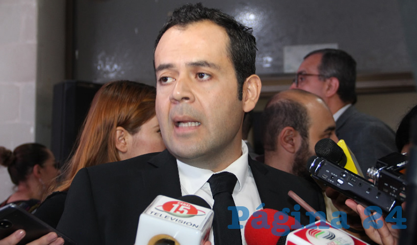 Ulises Mejía Haro dijo: “Algunos grupos se sintieron rebasados por la amplia democracia que se estaba llevando a cabo en la asamblea y confunden un simple saludo” (Foto Rocío Castro)