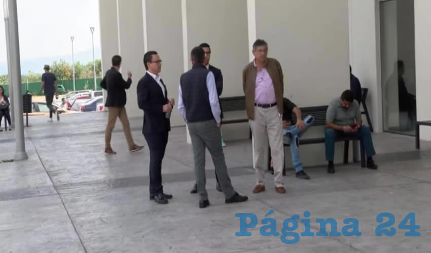 A la izquierda, al centro y de espaldas, los ex titulares de la Secretaría de Desarrollo e Integración Social (Sedis), Miguel Castro, Salvador Rizo y Daviel Trujillo; los tres fueron vinculados a proceso por uso indebido de atribuciones y facultades, y en tanto se cierra la investigación, deberán acudir los días 14 a firmar al juzgado, y tendrán tres meses de resguardo domiciliario/Foto: Especial