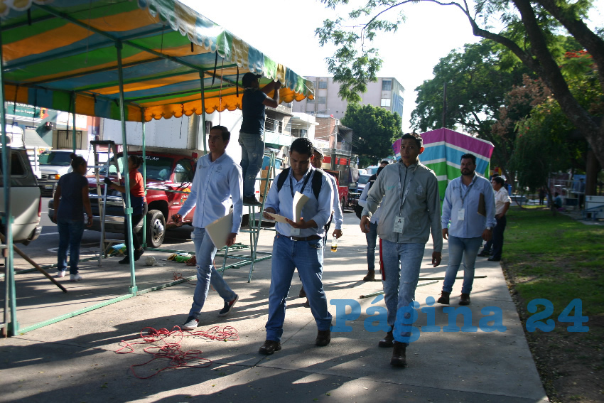 En todo momento durante la instalación, los comerciantes estuvieron “vigilados” por inspectores de Mercados de Guadalajara, quienes cobraron un aumento de 17%. No obstante, los comerciantes de la feria del cartón dijeron que el aumento fue de 10% más/Fotos: Francisco Tapia