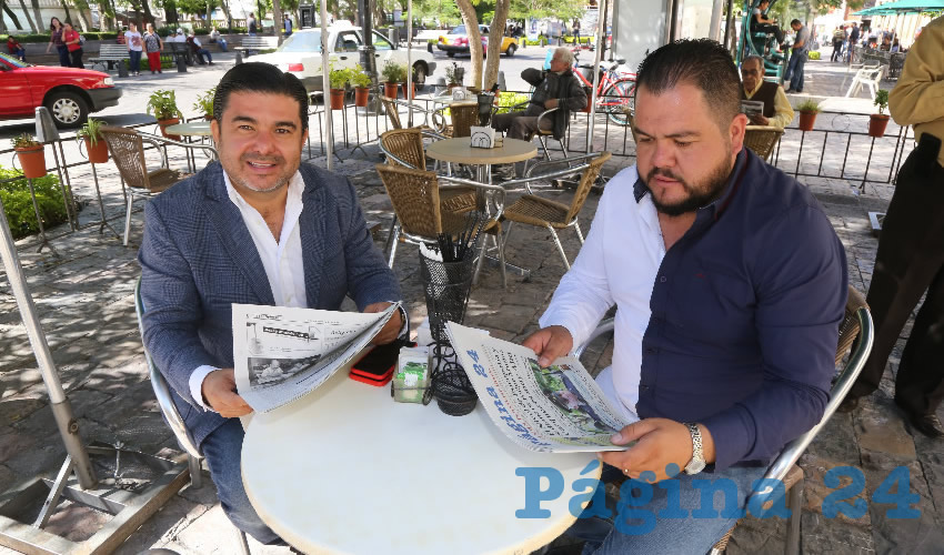 En Café Catedral platicaron Israel Tagosam Salazar Imamura, regidor del Ayuntamiento de Aguascalientes; y Alfredo Martínez Chávez