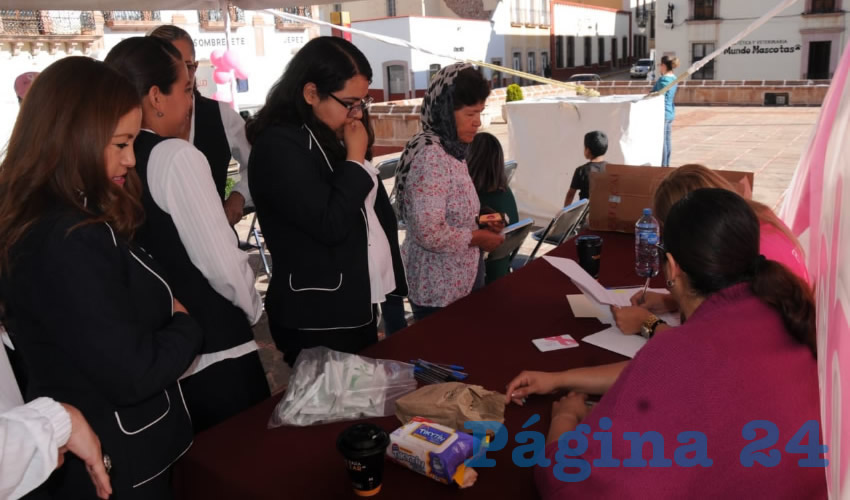 Esta actividad fue realizada en la explanada del Congreso del Estado, donde especialistas en la materia atendieron a mujeres que llegaron a este lugar para realizarse los estudios correspondientes (Foto Merari Martínez Castro)