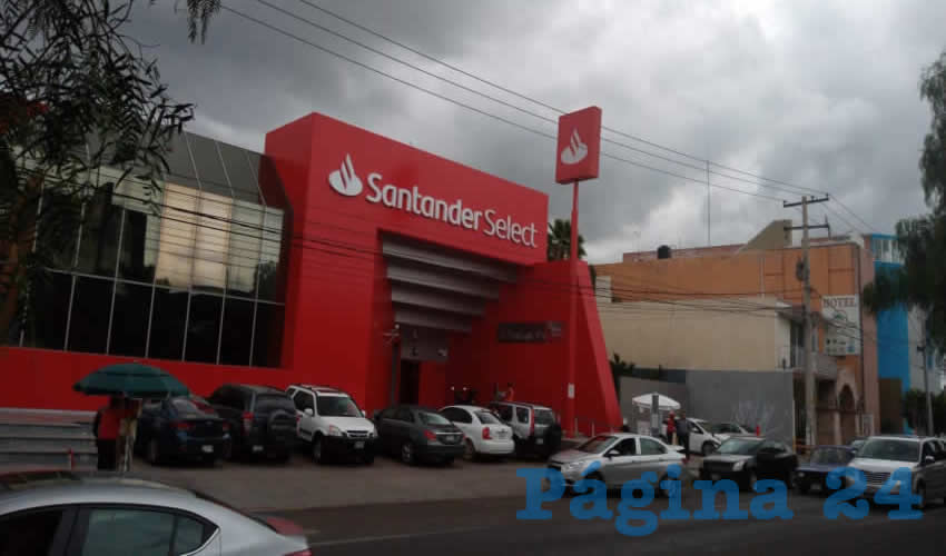 La víctima retiró el dinero de esta sucursal del banco Santander del fraccionamiento Jardines de Santa Elena y fue atracado en un Oxxo de la colonia Héroes