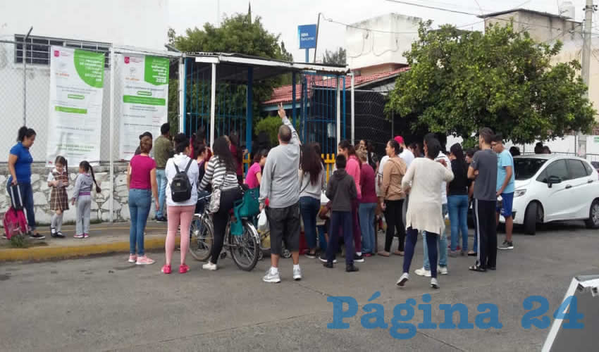 Padres de familia protestaron afuera del kinder José Clemente Orozco, en la colonia Miravalle, en Guadalajara/Foto: Francisco Tapia