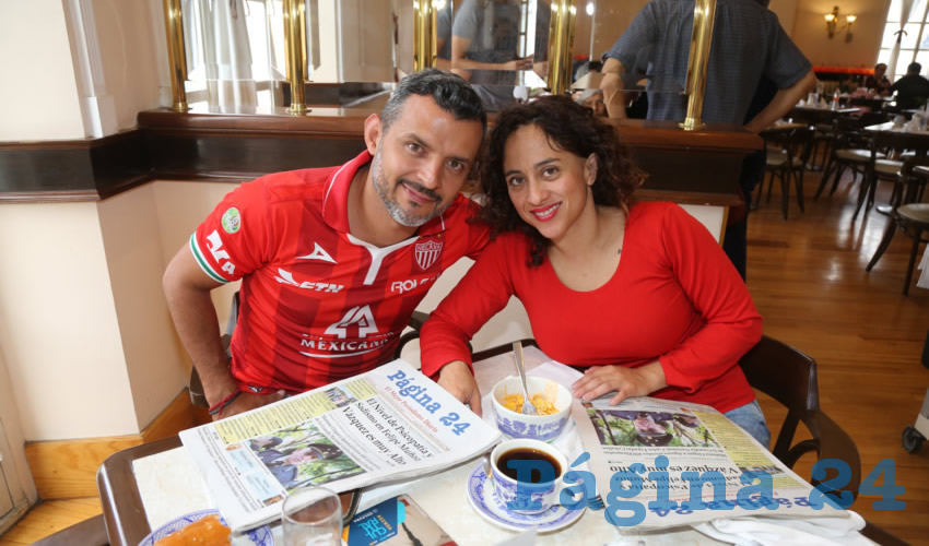 En Sanborns Francia compartieron el primer alimento del día Cesar Martínez Castañeda y Erika Mayorga Gutiérrez, que nos visitan de la Ciudad de México