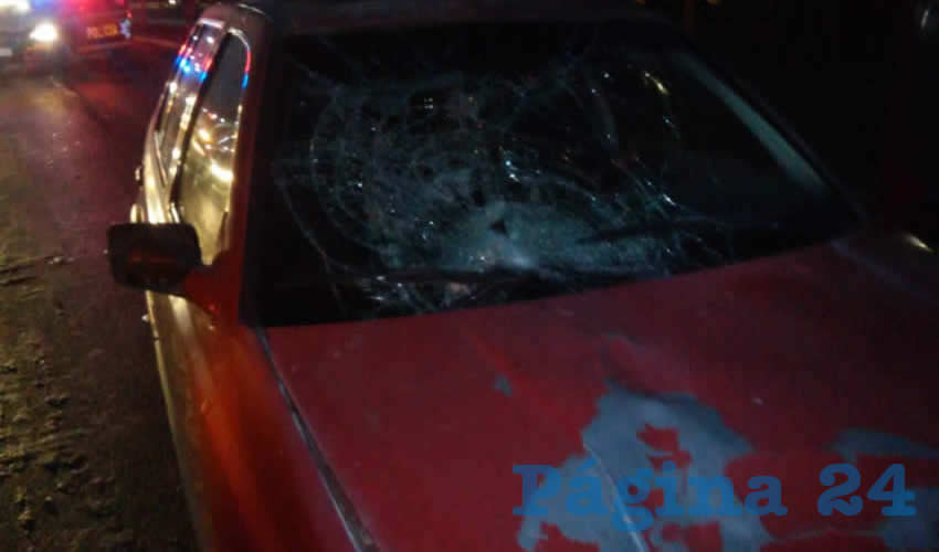 María Gálvez Leaños fue embestida brutalmente por este auto Volkswagen Jetta, cayendo en el parabrisas lanzada a varios metros al frente