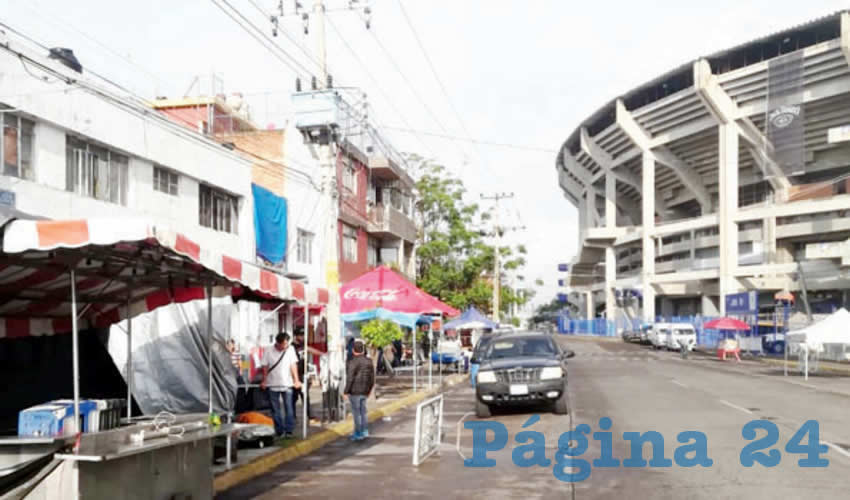 “En el concierto de Guns N’ Roses, comerciantes semifijos del estadio Jalisco se encontraron con la sorpresa de carpas ya instaladas, por comerciantes provenientes del Estado de México no regulados en el estacionamiento de dicho inmueble”; a esto, los trabajadores de Inspección y Vigilancia se desentendieron, denunciaron los comerciantes tapatíos/ Foto: Francisco Tapia