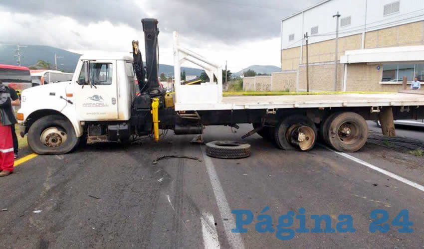 Un automóvil colisionó contra una grúa que se encontraba levantando un automóvil descompuesto, esto en Tlajomulco de Zúñiga/Fotos: Especial