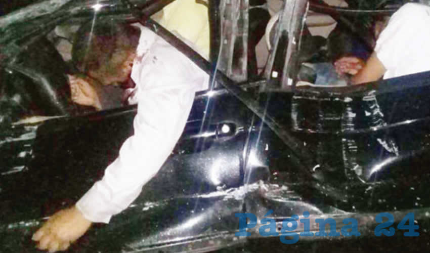 Tres hombres a bordo de un auto BMW vivieron para contarla, esto luego de que volcara el vehículo que conducían/Foto: Especial