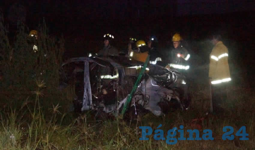El automóvil Nissan Versa tinto se estrelló contra dos durmientes y un poste de concreto, para después incendiarse sin que los tripulantes tuvieran oportunidad de ponerse a salvo