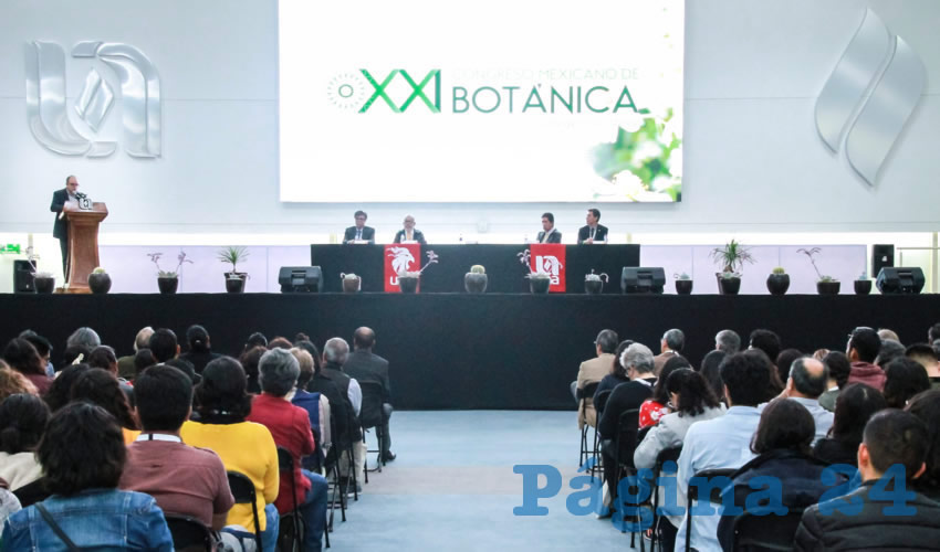 El doctor Rodolfo Dirzo Sandoval dict&oacute; la conferencia &ldquo;Las plantas del antropoceno: exuberancia esmeralda amenazada&rdquo;