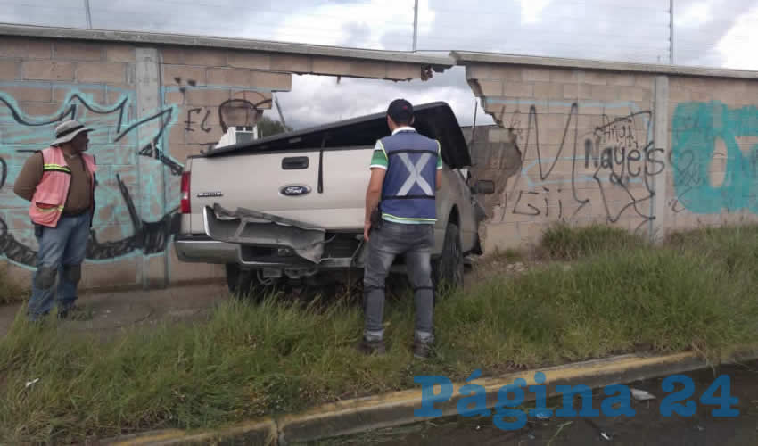 Cipriano &ldquo;N&rdquo; &ldquo;N&rdquo; colision&oacute; su camioneta contra la barda perimetral del fraccionamiento residencial Las Plazas