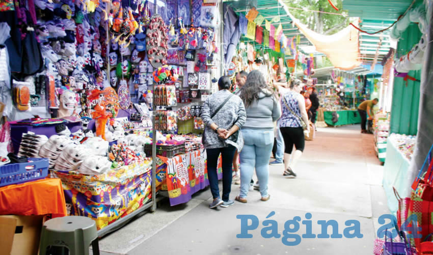 Comerciantes instalados en la feria del cartón, en el Parque Morelos, denunciaron que hace falta seguridad pública en el lugar, pero sobre todo baños para que los visitantes puedan acudir con más confianza; es algo que urge, puesto que da mejor aspecto a la feria: “No es un tianguis”, coincidieron los vendedores instalados/Fotos: Francisco Tapia