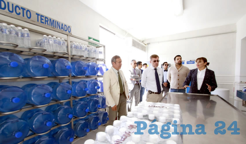 El proceso de purificación se realiza bajo el sistema de ósmosis inversa con sanitización usando ozono y luz ultra violeta