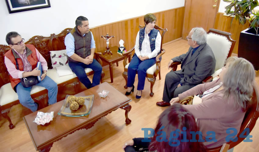 La presidenta del DIF Estatal, Yolanda Ramírez de Orozco, recibió en sus oficinas al secretario general del SUTEMA, Jesús Torres Luévano