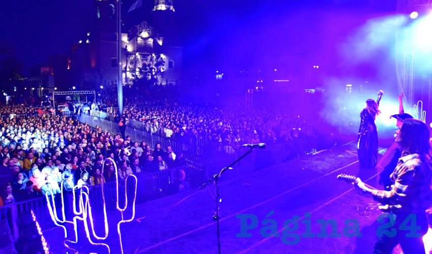La noche de este martes se presentó con gran éxito Yuridia en la Exedra de la Plaza de la Patria