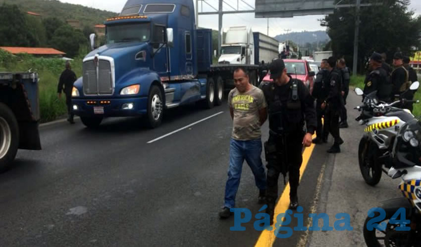 El momento en que dos de los manifestantes, que no movieron sus vehículos, fueron arrestados por policías estatales, acusados de obstruir las vías de comunicación 