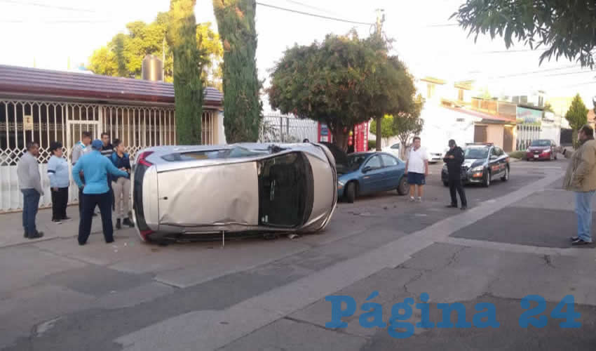 El carro Honda Fit se volcó en el fraccionamiento Bulevares, tras ser embestido por un auto Dodge Neón