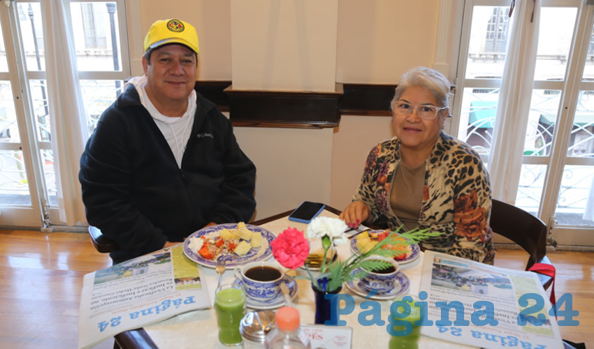 Miguel Pérez y María de Lourdes Portillo, que nos visitan de Houston, Texas, compartieron el pan y la sal en Sanborns Francia