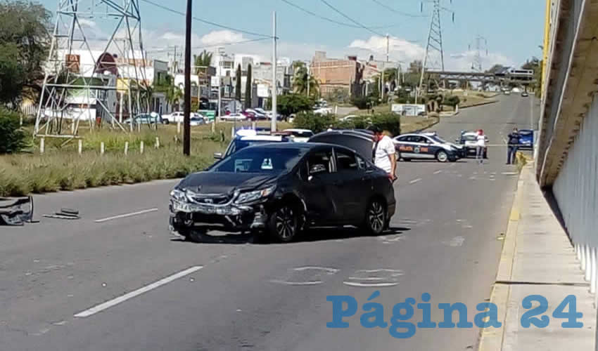 El carro Honda Civic gris que tripulaban los tres pillos, quedó detenido en avenida Aguascalientes oriente, en su cruce con avenida Alameda