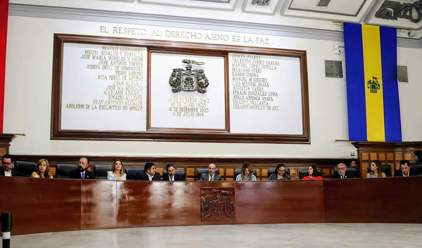 Lo avalado por regidores tapatíos y por el alcalde delimitará un código único en su tipo, según se dijo, que constará de ocho artículos que establecerán los principios, valores y las reglas de integridad que deben de regir en el servicio público del mismo municipio. Lo ideal es que los empleados se guíen por este/Foto: Archivo Página 24