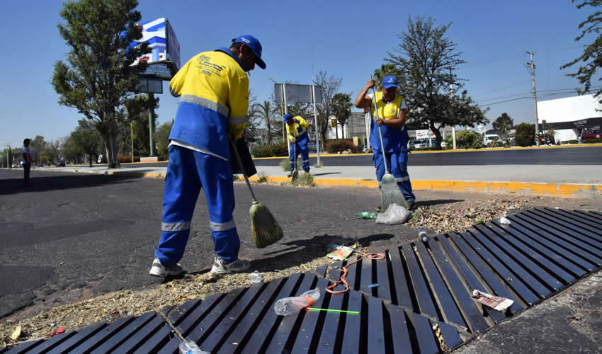 El personal del Departamento de Inspecci&oacute;n lleva a cabo charlas con los ciudadanos para reiterarles la importancia de involucrarse en el cuidado del entorno