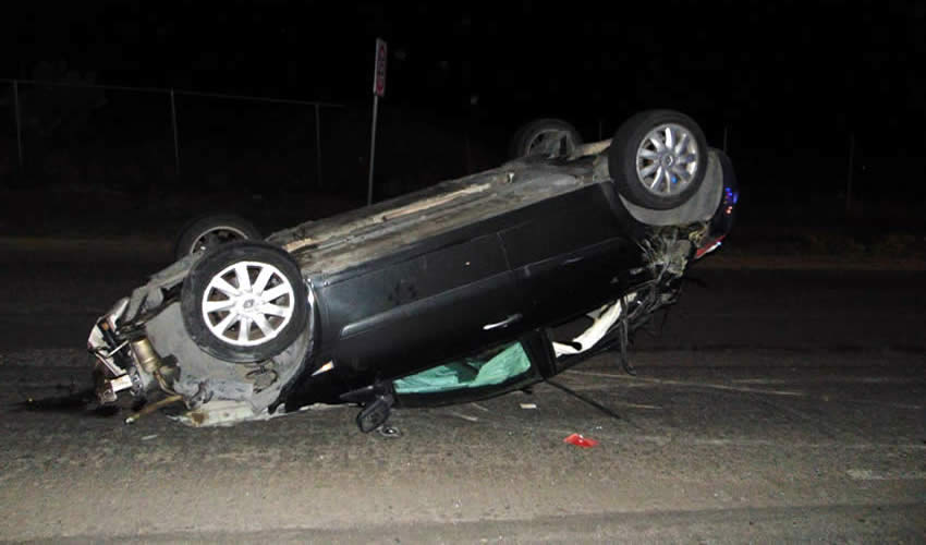 El destrozado carro Renault Mégane, que manejaba el alcoholizado Rodrigo Reynoso Muro, de 28 años de edad