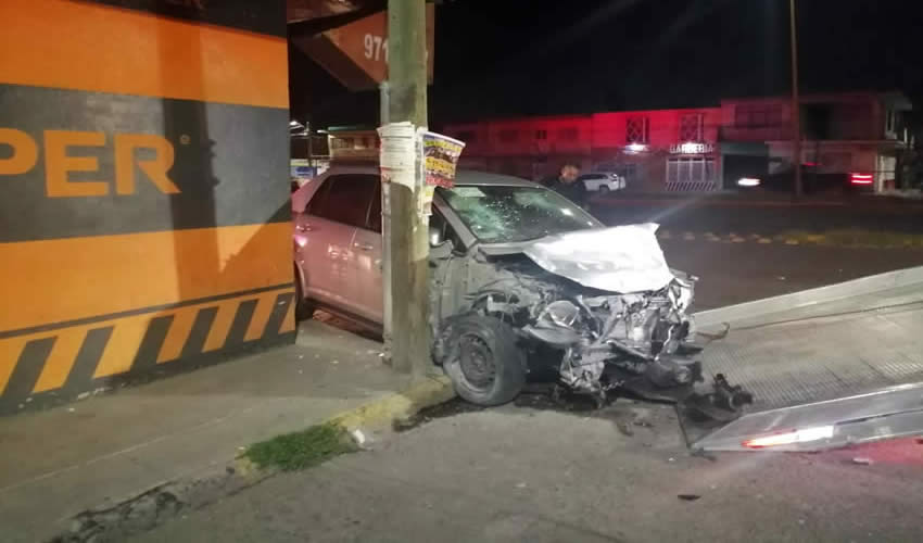 Así quedó el carro Nissan Sentra, que manejaba el borracho Héctor Alexis Reyna Segura, de 20 años de edad