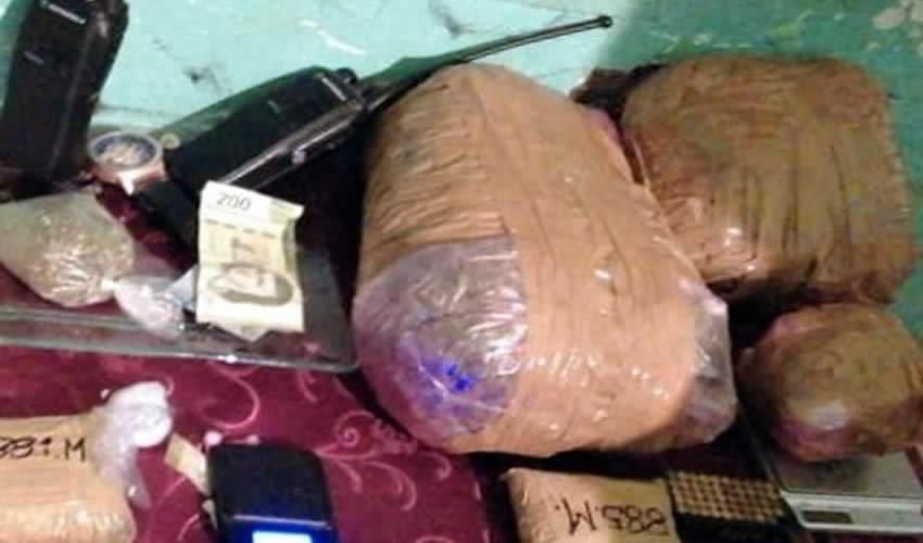 Parte de la droga y las armas que encontraron las autoridades, al &ldquo;reventar&rdquo; un domicilio situado en la calle Cultura Yumana 