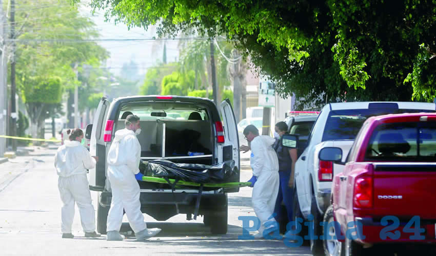 Trabajos de autoridades de la Fiscalía y peritos del IJCF en una fosa clandestina en una finca ubicada en la calle Volcán Popocatépetl casi al cruce con Avenida Patria/Foto: Cuartoscuro
