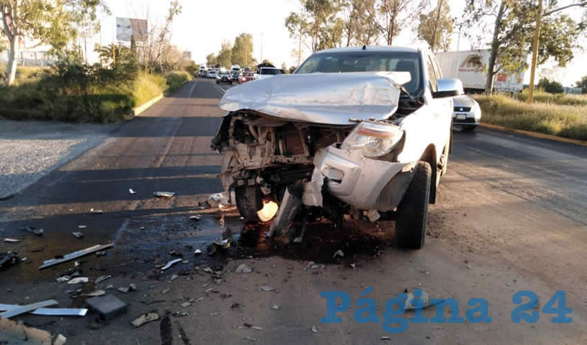 La camioneta Ford Lobo quedó destrozada al chocar contra un tractocamión que le cerro el pasó sobre la carretera federal 45 sur