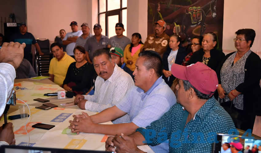 Ejidatarios y transportistas de comunidades de Mazapil ,en conferencia de prensa (Foto Merari Martínez)