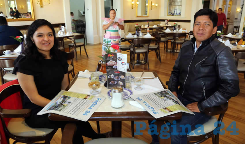 Lizeth Ramón Jaramillo y Gil Pérez Mireles compartieron el primer alimento matutino en Sanborns Francia