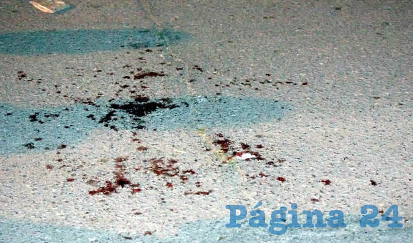 Algunas de las múltiples machas de sangre producto de la desalmada agresión de sicarios