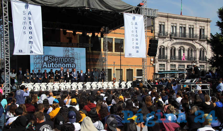 La benem&eacute;rita universidad visti&oacute; de fiesta a la emblem&aacute;tica plaza del centro de la ciudad en agradecimiento al otorgamiento de la distinci&oacute;n de instituci&oacute;n benem&eacute;rita