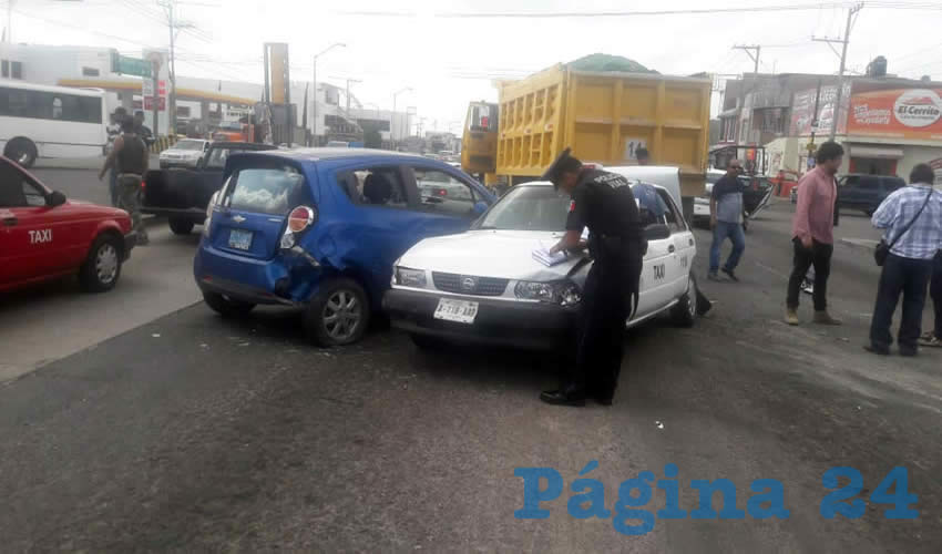 El aparatoso accidente se suscit&oacute; en el cruce de las avenidas Siglo XXI y H&eacute;roe Inmortal.