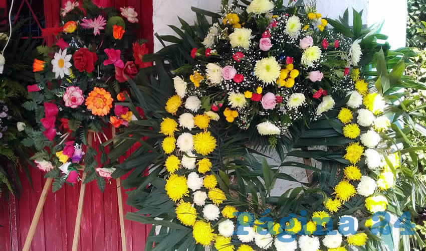 Se pierde la tradici&oacute;n de llevar coronas a las tumbas (Foto: Eddylberto Lu&eacute;vano Santill&aacute;n)