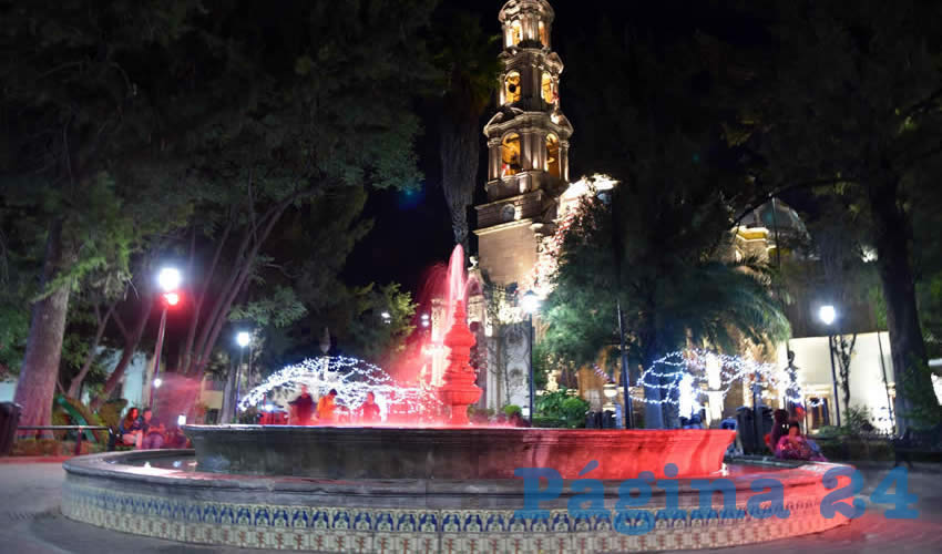 La Direcci&oacute;n de Alumbrado P&uacute;blico instal&oacute; arcos en uno de los pasillos y &aacute;rboles de maple, en ambos casos iluminados con cientos de luces led